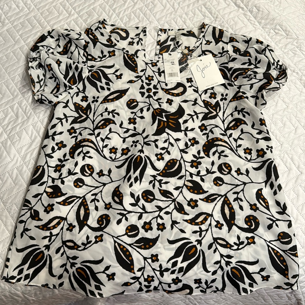 NWT Joie women’s short puffy sleeve blouse size XS. Lightweight 100% Polyester